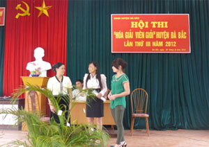 Tiểu phẩm “Chuyện nhà anh Chung” – đơn vị thị trấn Đà Bắc tại hội thi hòa giải viên giỏi huyện Đà Bắc năm 2012.